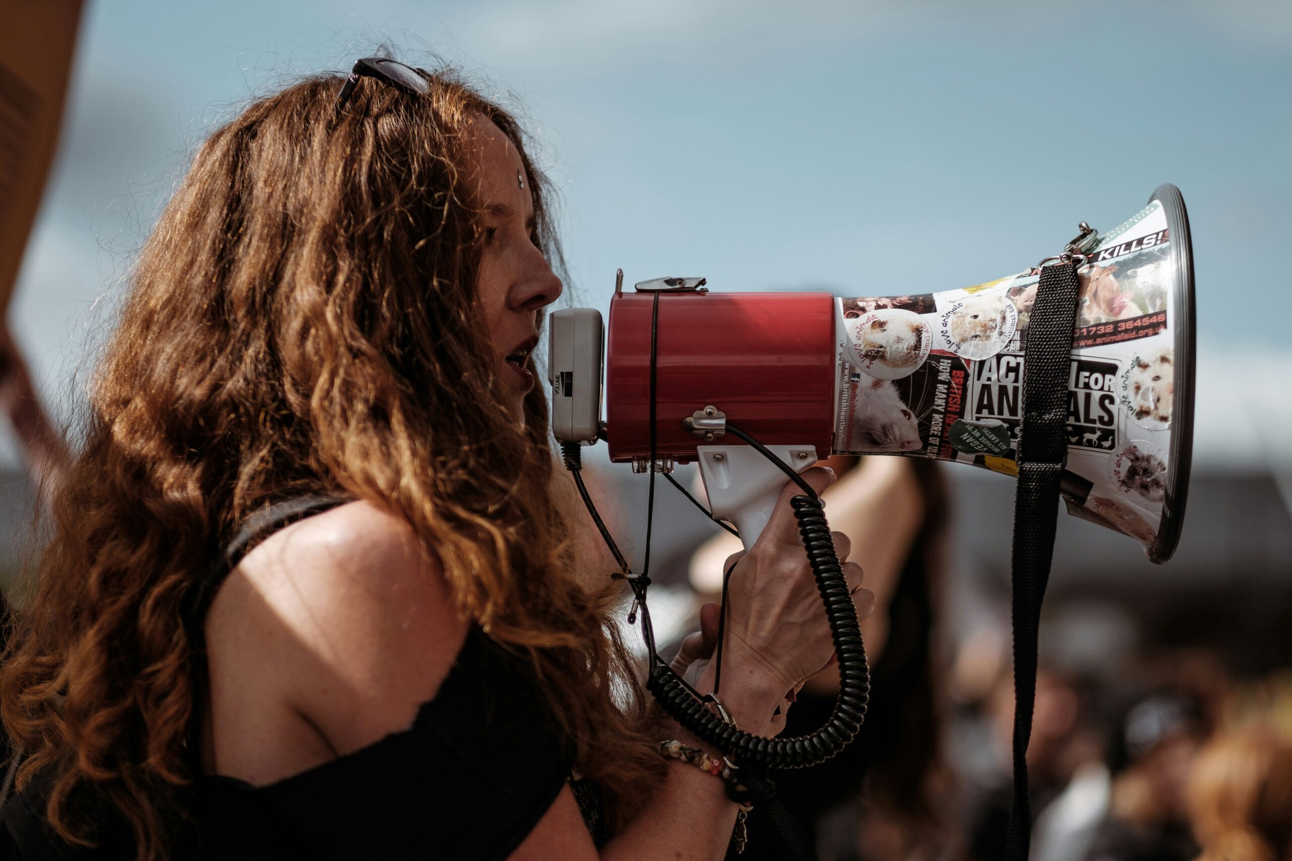Linguaggio e potere: riappropriarsi degli slur per rivendicare la propria identità