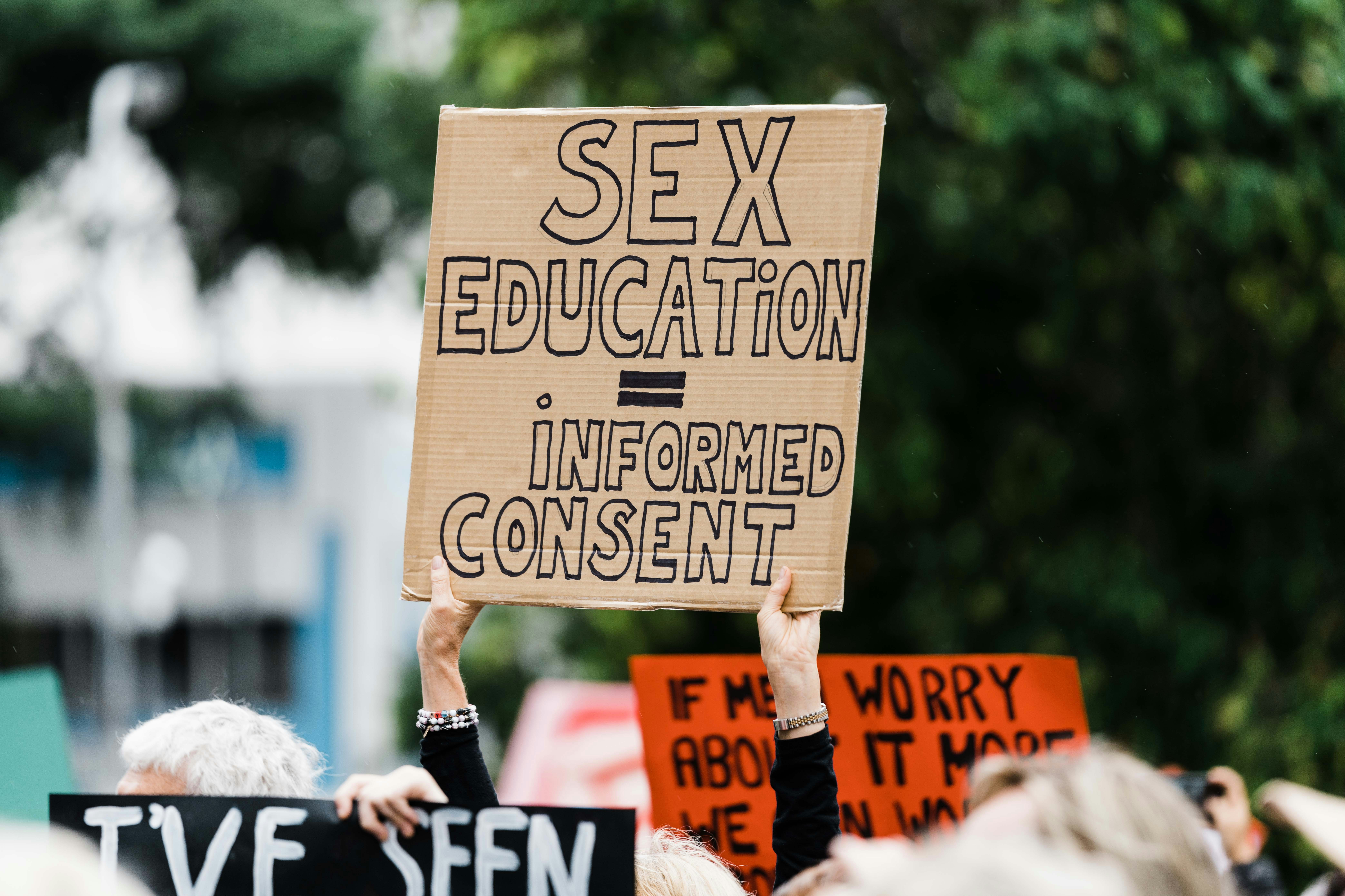 Enough is Enough. Educare al consenso tra Italia e Inghilterra