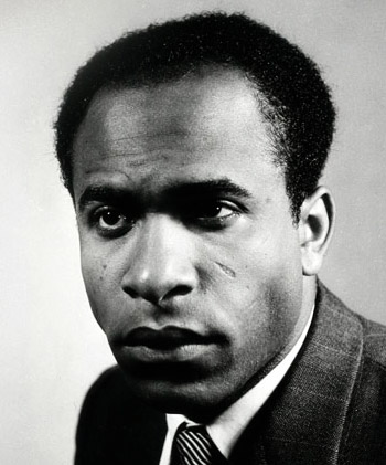 Pelle nera, maschere bianche: il pensiero di Frantz Fanon